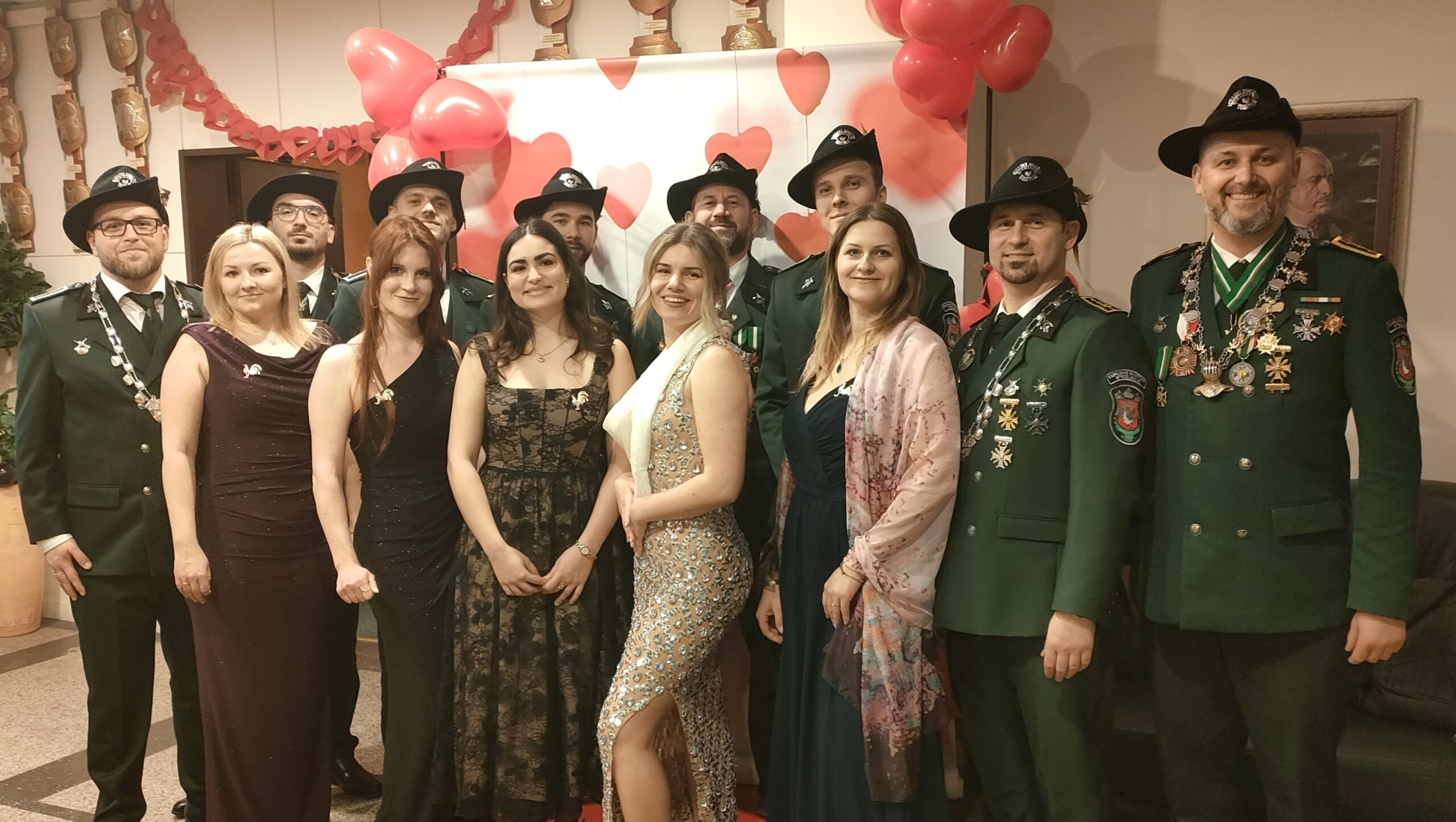 Grupa ludzi w eleganckich strojach.